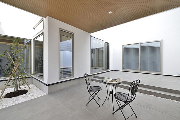 【中庭にはおしゃれなテラススペース】当社施工事例:お客様の自由に設計することが出来ます。