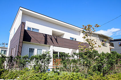 緑と調和するシンプルモダン