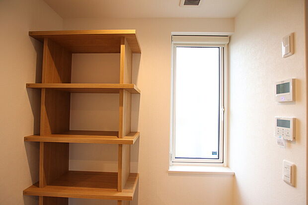 【キッチン横に食材を保管できるパントリー】当社施工事例:お客様の自由に設計することが出来ます。