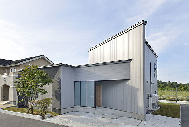 【直線美を兼ね備えたシンプルモダン】当社施工事例:お客様の自由に設計することが出来ます。