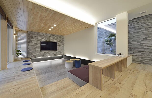 【床を下げ、こもり感のあるダウンフロアリビング】当社施工事例：お客様の自由に設計することが出来ます。