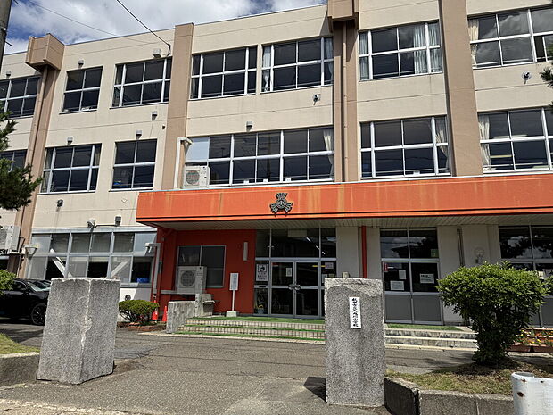 秋田市立外旭川小学校(約1,000m)
