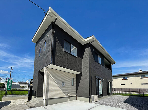 1号地／ダークトーンでスタイリッシュにまとめたオシャレな外観。個性際立つ外観デザインです。耐震性・耐久性に優れた「テクノストラクチャー」の住まい。