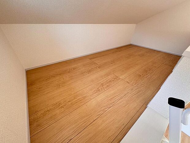 様々な用途で使用できるロフト付き。お子様の隠れ部屋として、ご家族の季節物のお洋服、趣味のものなどをまとめた収納として等、多目的にご活用ください♪