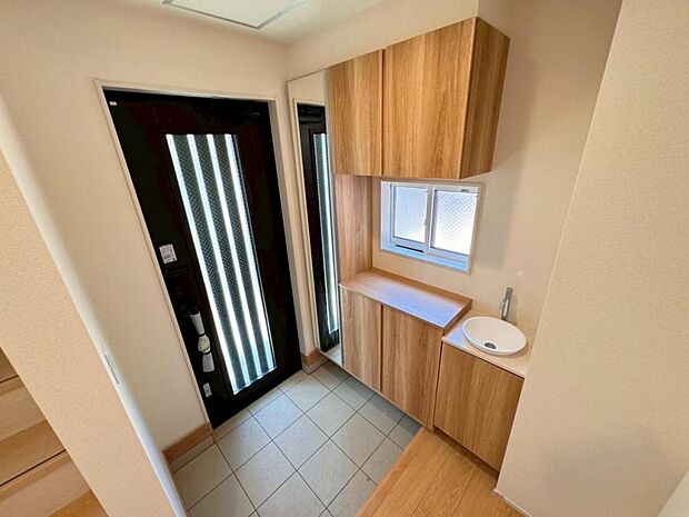 ご家族皆様のお履物をしっかりと収納頂ける、シューズボックスを設置しております。玄関はお住いの第一の顔ですので、明るく清潔感のある空間に。