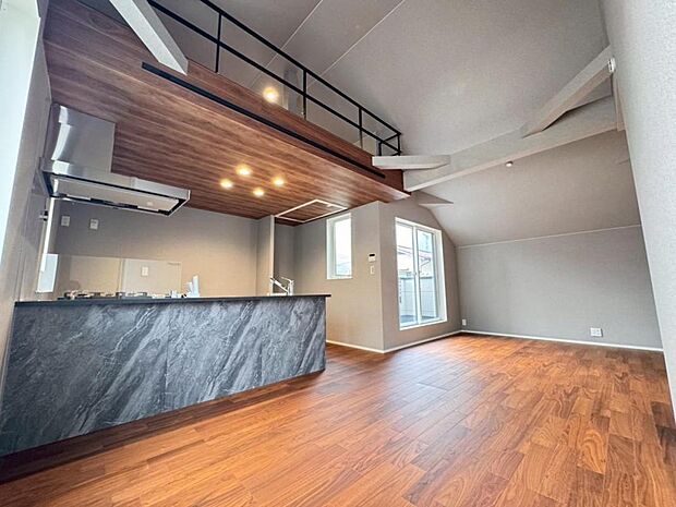 リビング上部を吹抜にする事で抜群の開放感を演出しております。暮らしの中心となる場所だからこそ快適性に拘りました。一日中、明るく輝きに満ちた空間を演出しております。