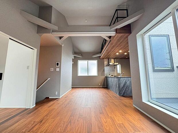 一日の中で多くの時間を過ごすリビングだからこそ、いつも穏やかな空間を。リビングは17.2帖ございます。足元からじんわり暖まる床暖房を標準装備♪空気や肌が乾燥しにくく、また塵や埃も舞い上がりません。