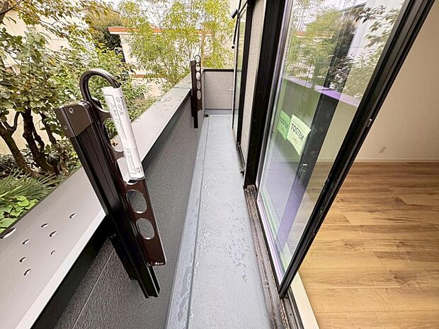 陽当りの良いバルコニーはお洗濯物が効率よく乾きます。季節の光と風を感じられるとっておきの空間です。