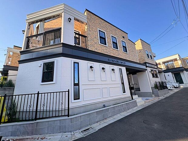 東南角地の明るく開放的な立地♪ゆったりと暮らしたい方はもちろん、子育てファミリーにもオススメのエリアです。「住み心地」に拘った設計と暮らしと家族を守る安心設備も充実しております♪