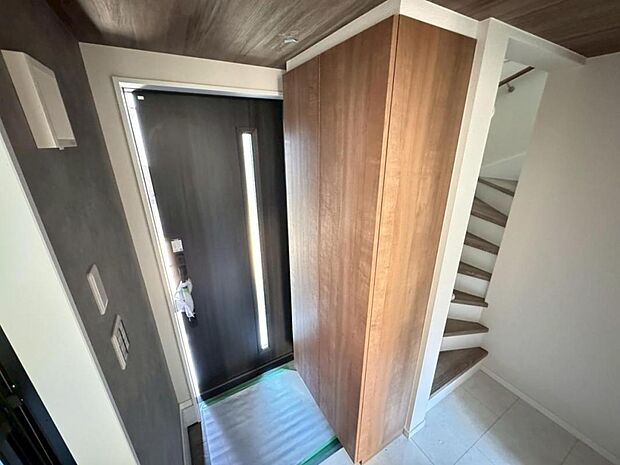 ご家族皆様のお履物をしっかりと収納頂ける、シューズボックスを設置しております。玄関はお住いの第一の顔ですので、明るく清潔感のある空間に。