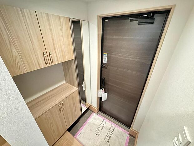 清潔感のある明るい空間でお客様をお迎えできます。シューズクロークを設置し、スッキリした空間が保てます。シューズボックスには姿見がございます。身だしなみを最終チェックしてお出かけください♪