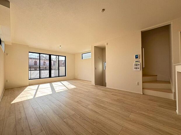 一日の中で多くの時間を過ごすリビングだからこそ、いつも穏やかな空間を。リビングは広々20.7帖ございます。足元からじんわり暖まる床暖房を標準装備♪空気や肌が乾燥しにくく、また塵や埃も舞い上がりません。