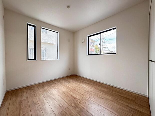 二面採光で、陽当り・風通しの良い洋室です。クローゼットも完備しておりますので、居住スペースを有効にお使いいただけます。