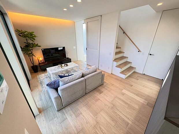 リビングは19.7帖ございます。外からの視線が気になりにくい2階リビング。プライベートを守りながら、ご家族との楽しい時間をお過ごし頂けます。