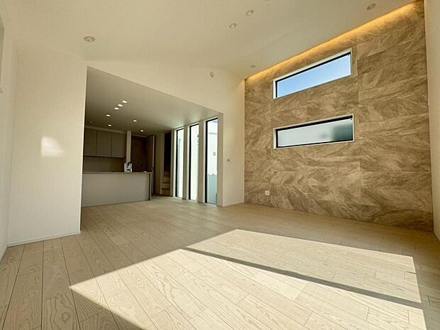 リビング上部を勾配天井にする事で抜群の開放感を演出しております。暮らしの中心となる場所だからこそ快適性に拘りました。一日中、明るく輝きに満ちた空間を演出しております。