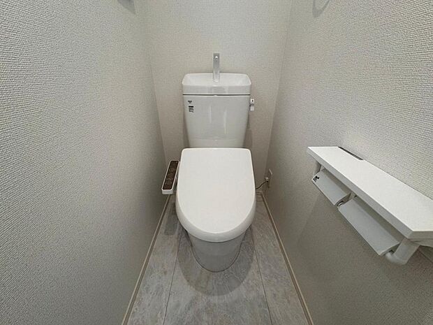 【トイレ】白を基調とし、清潔感をデザインしたトイレ空間です。使い心地もしっかり追求した先進のトイレを搭載しております。