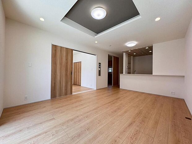 【ダイニング】リビングは16帖ございます。窓が多く明るいリビングルームです。風通し・陽当りに恵まれた南西向き。開放感と採光に拘りました。