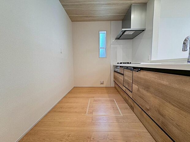 【キッチン】機能充実のシステムキッチンです。浄水器一体型水栓に3口グリルコンロ、食洗器と充実しておりママの家事をサポート致します。