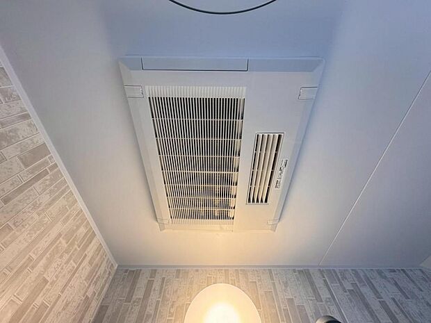 【浴室換気乾燥機】「浴室換気乾燥機」は梅雨の季節や春先の花粉の季節、最近ではPM2.5や黄砂の飛来対策としても外干しせずに室内で乾燥できるため、とても便利です。