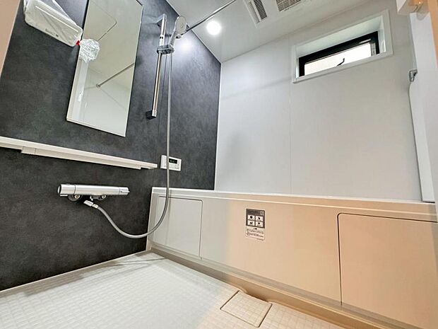 【バスルーム】一日の疲れを癒すバスルームです。いつでも温かいお湯に浸かっていただけるよう、追炊き機能がございます。また、雨の日や花粉の時期のお洗濯に最適な浴室換気乾燥機能もございます。