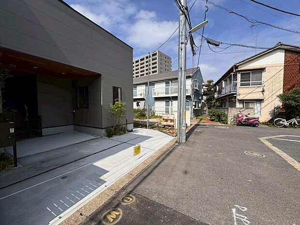 【前面道路】お車の出し入れも便利な前面道路です。歩道もしっかり整備されておりますので、小さなお子様がいらっしゃるファミリー層にも安心です。