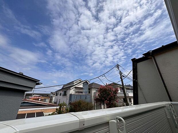 【眺望】圧迫感がなく、見晴らしや陽当りも良好です。閑静で落ち着いた街並みは心に安らぎとゆとりを叶えてくれます。