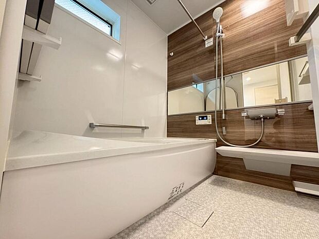 【バスルーム】一日の疲れを癒すバスルームは広々一坪タイプ。足を伸ばしてゆったりと浴槽に浸かっていただけます。雨の日や花粉の時期のお洗濯に最適な浴室換気乾燥機能もございます。
