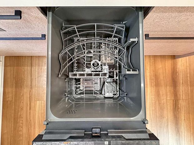 【食洗機】立ったままラクな姿勢で食器の出し入れができる食洗器を標準装備。キッチンにすっきり収まり使いやすいスライド型ビルトインタイプです。