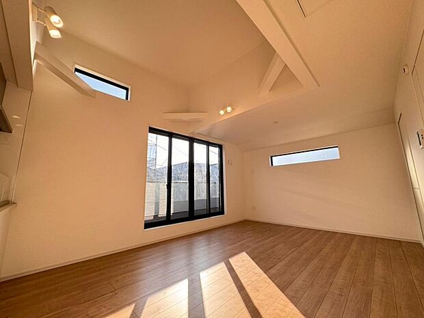 【リビング】一日の中で多くの時間を過ごすリビングだからこそ、いつも穏やかな空間を。リビングは15.7帖ございます。足元からじんわり暖まる床暖房を標準装備♪空気や肌が乾燥しにくく、また塵や埃も舞い上がりません。