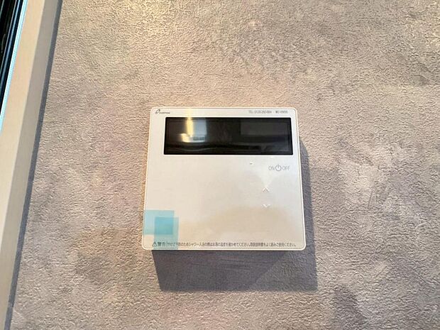 【オートバス】離れた場所からでも浴槽の操作が可能な追い焚き機能付きです。セミオート式になりますので操作も楽々。