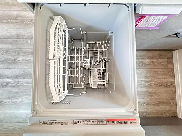 【食洗機】しつこい油汚れもサッと溶かして洗います。除菌も出来るので小さなお子様の食器洗いにも安心です。また、手洗いに比べて使用水量はごくわずか。時間と水道の節約になります。