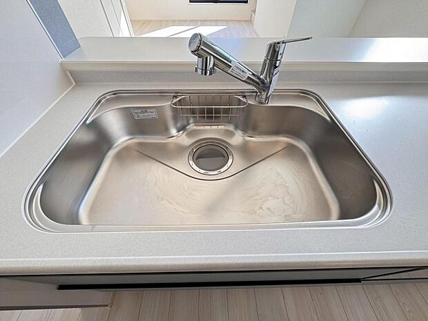 【浄水器一体型水栓】「浄水器一体型水栓」ですので、すぐに調理に使用できます。ミネラルウォーターを購入しなくて済むため人気を集めています。