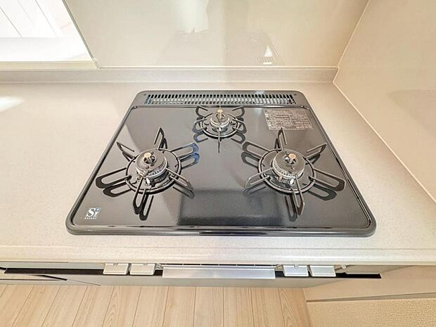 【3口ガスコンロ】3口ガスコンロで同時に複数の調理を進められるため、調理時間が短縮できます。