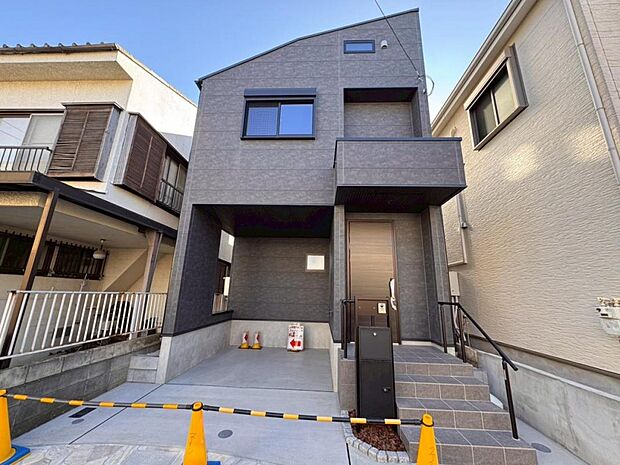 【外観】木造2階建て設計、3LDK+小屋裏収納+ルーフバルコニー+カースペース。暮らしを豊かにサポートする仕様設備や広々としたキッチンなど魅力が詰まったお住まいです。