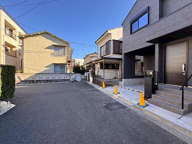 【前面道路】お車の出し入れも便利な前面道路です。歩道もしっかり整備されておりますので、小さなお子様がいらっしゃるファミリー層にも安心です。