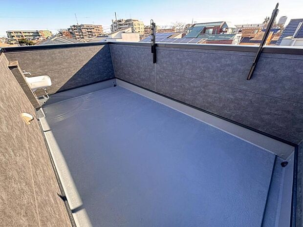 【ルーフバルコニー】都会の喧騒の中でも、空の下にプライベート空間をもつ自慢のルーフバルコニー。天気の良い日は、リビングだけでなく、バルコニーでの楽しみ方も増えそうです。