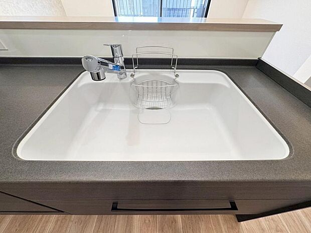 【浄水器一体型水栓】水栓の中に浄水カートリッジが組み込まれた「浄水器一体型水栓」です。ホースが伸びるのでシンクのお掃除も快適です。