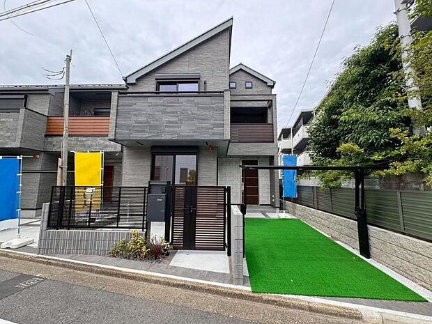 【外観】木造２階建て設計４ＬＤＫ＋カースペース。前面道路は南側に面しており、1日中採光が室内を明るく演出します。