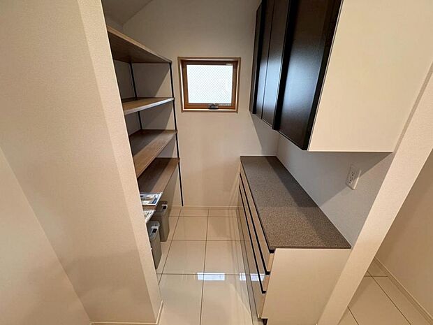 【キッチン】キッチンスペースの後ろには収納力のあるカップボードを設置。使う頻度に合わせた収納で、キッチンワークの効率UPをお手伝いします。