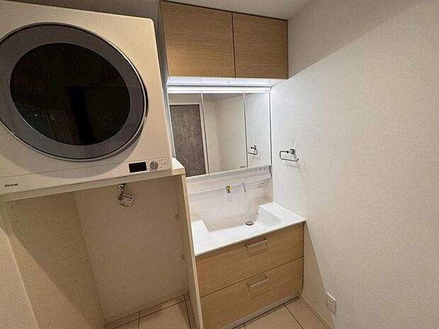 【洗面化粧台】実用性と機能美を兼ね備えた先進の洗面化粧台になります。耐水性や撥水性にも優れた仕様、3面鏡と一体となったキャビネットは収納力もUPします。