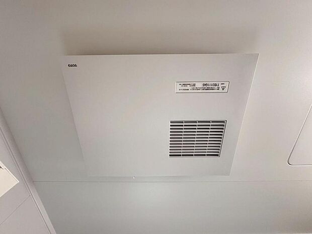 【浴室換気乾燥機】「浴室換気乾燥機」は梅雨の季節や春先の花粉の季節、最近ではPM2.5や黄砂の飛来対策としても外干しせずに室内で乾燥できるため、とても便利です。