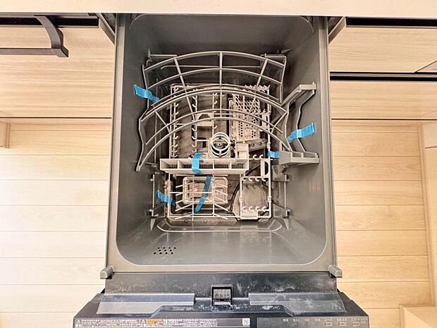 【食洗機】しつこい油汚れもサッと溶かして洗います。除菌も出来るので小さなお子様の食器洗いにも安心です。また、手洗いに比べて使用水量はごくわずか。時間と水道の節約になります。