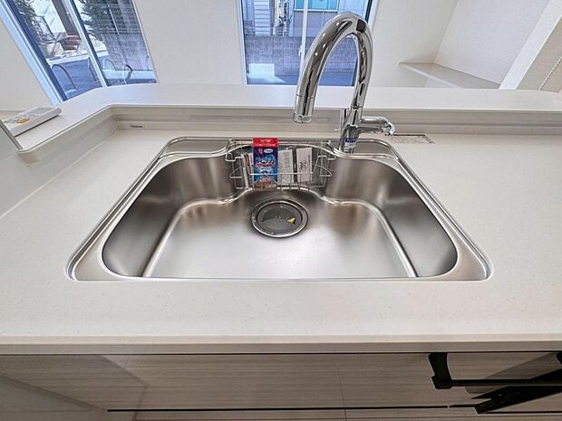 【浄水器一体型水栓】水栓の中に浄水カートリッジが組み込まれた「浄水器一体型水栓」です。ホースが伸びるのでシンクのお掃除も快適です。