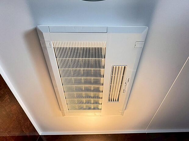 【浴室換気乾燥機】「浴室換気乾燥機」は梅雨の季節や春先の花粉の季節、最近ではPM2.5や黄砂の飛来対策としても外干しせずに室内で乾燥できるため、とても便利です。