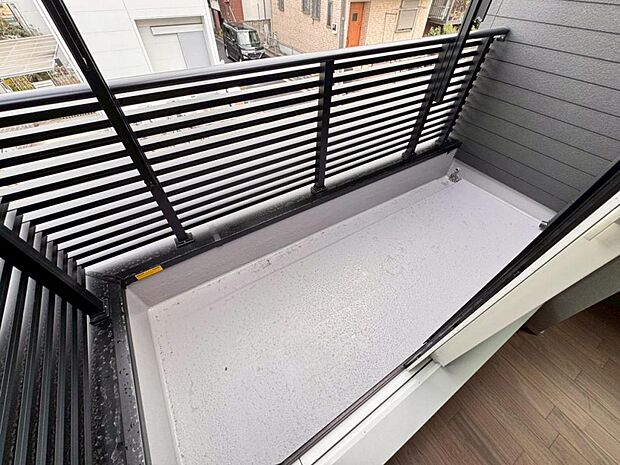 【バルコニー】陽当りの良いバルコニーはお洗濯物が効率よく乾きます。季節の光と風を感じられるとっておきの空間です。