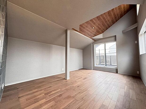 【ダイニング】リビングは１６．７帖ございます。外からの視線が気になりにくい２階リビング。プライベートを守りながら、ご家族との楽しい時間をお過ごし頂けます。