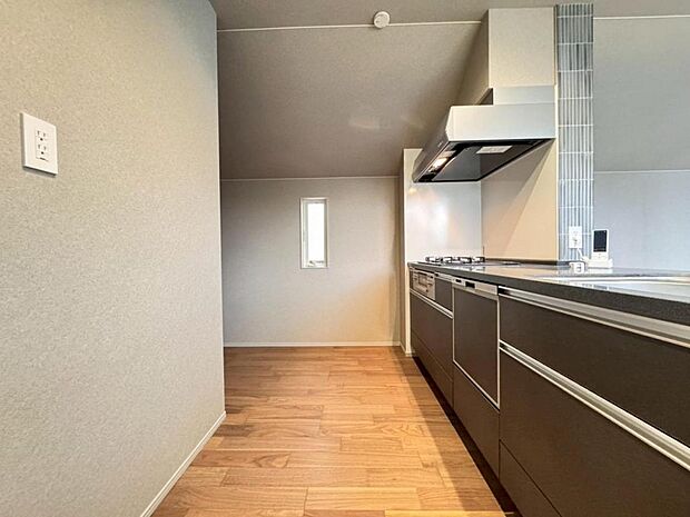 【キッチン】浄水器一体型水栓に3口グリルコンロ、食洗器と機能充実なシステムキッチンで、効率的な家事作業をサポート。キッチンワークが楽しくなります。