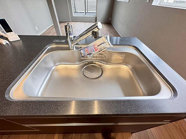 【浄水器一体型水栓】「浄水器一体型水栓」ですので、すぐに調理に使用できます。ミネラルウォーターを購入しなくて済むため人気を集めています。