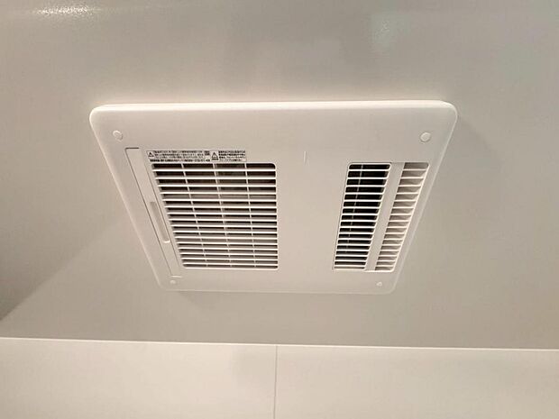 【浴室換気乾燥機】「浴室換気乾燥機」は梅雨の季節や春先の花粉の季節、最近ではPM2.5や黄砂の飛来対策としても外干しせずに室内で乾燥できるため、とても便利です。