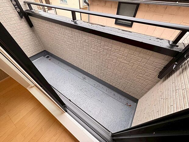 【バルコニー】陽当りの良いバルコニーはお洗濯物が効率よく乾きます。季節の光と風を感じられるとっておきの空間です。